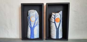 Sonne und Mond in der Astgabel-Acryl auf Birkenrinde, Holzkästchen