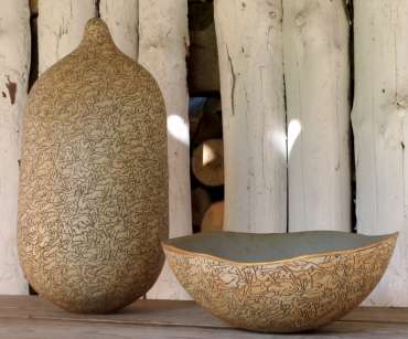 Steinzeug und Schale